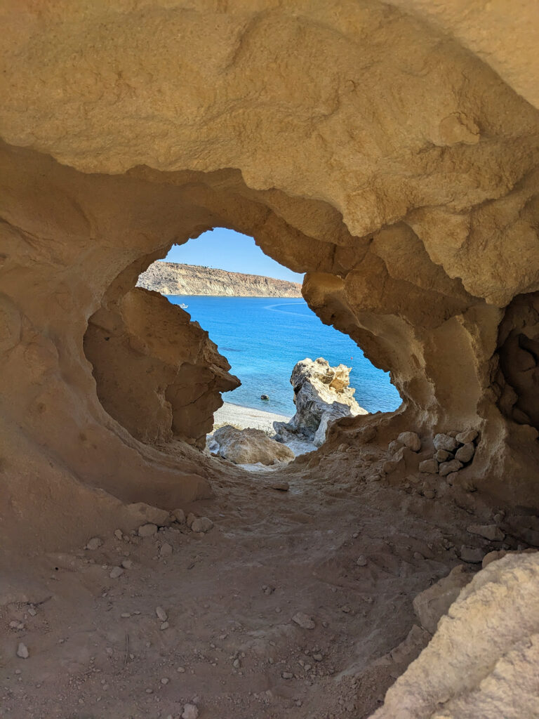 Blick aus einer Höhle auf die Küste am Cap Aspro
