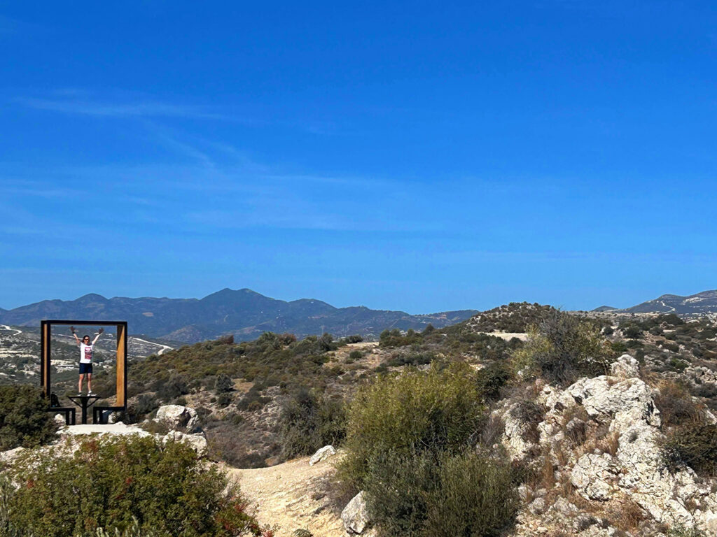 Weite Wanderwege in den Hügeln rund um Tochni