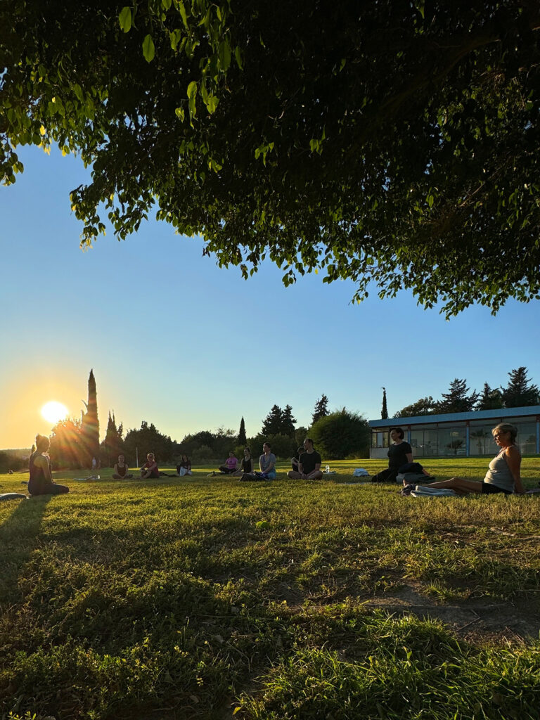 Sonnenuntergang beim Yoga am Meer