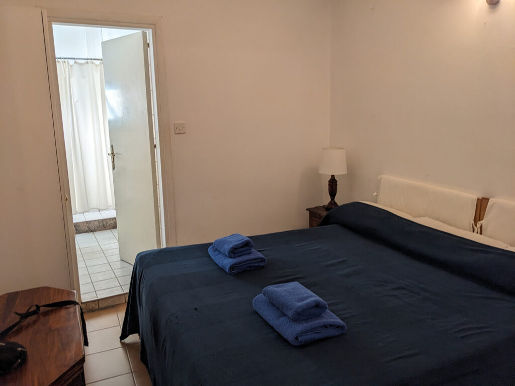 Großes Doppelbett im Appartement in Tochni